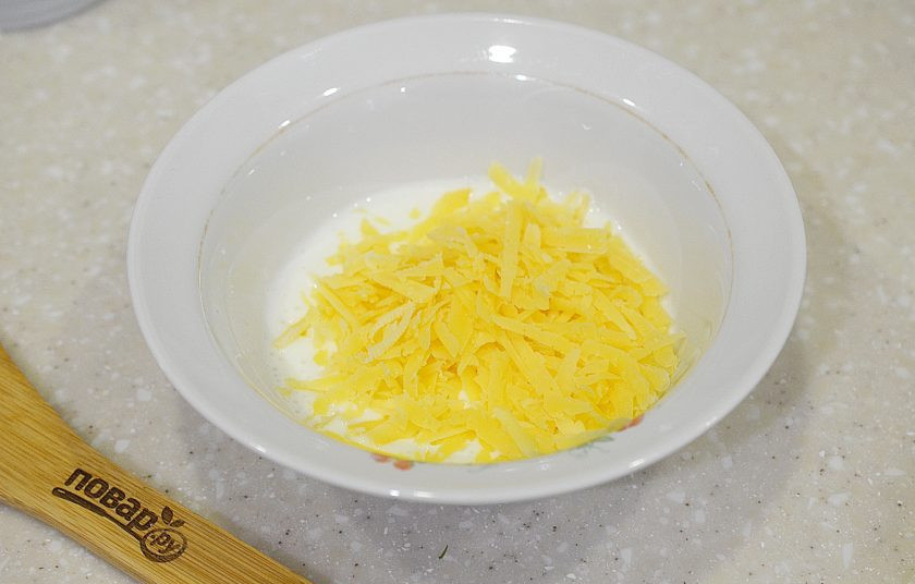 1. Этап. Сырные лепешки за 5 минут: 3. Добавьте тертый сыр.