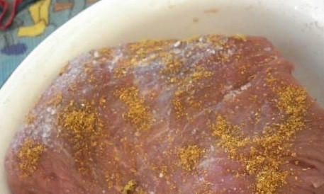 1. Этап. Телятина в мультиварке: Начнем с того, что промоем телятину под проточной водой и высушим ее при помощи бумажных салфеток. После этого мы выкладываем мясо в глубокую миску и натираем его со всех сторон солью и специями.