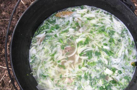 1. Этап. Бухлер из говядины: Высыпаем в казан зелень с луком, доводим до кипения и через минуту снимаем с огня!