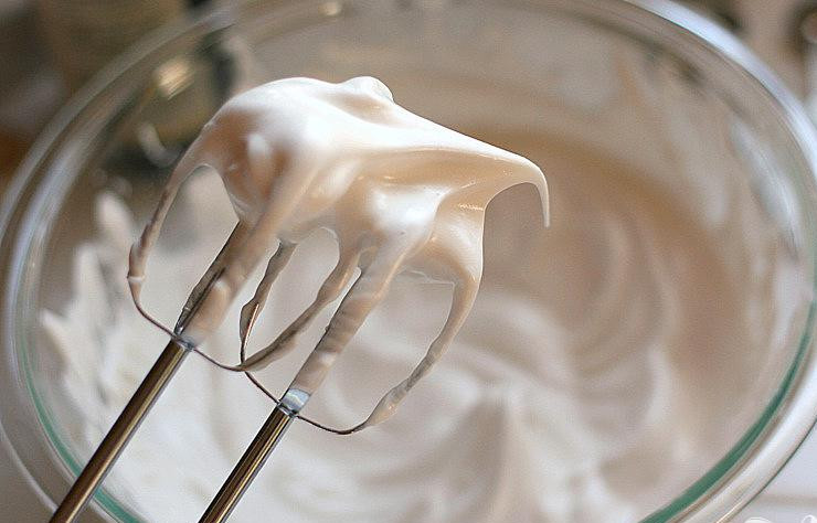 1. Этап. Ананасовый пирог с безе: 4. Чтобы приготовить безе, взбить белки в пену миксером на очень высокой скорости. Добавить соль, винный камень, сахар, ванильный экстракт и продолжать взбивать до однородной воздушной консистенции.