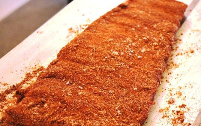 1. Этап. Копченые свиные ребрышки: Перемешайте все специи. Я соли добавляю примерно одну треть стакана. Если соль крупная, советую ее потолочь в ступе. Натрите хорошенько ребрышки смесью специй.