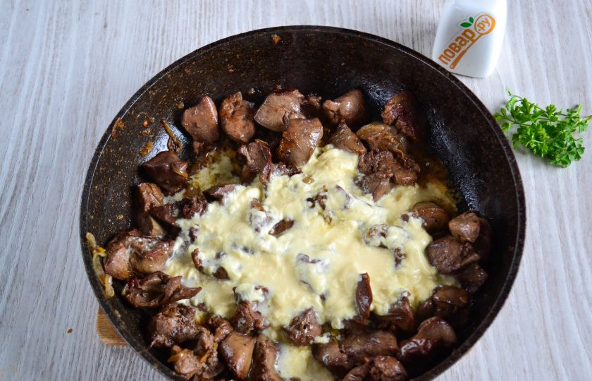 1. Этап. Куриная печень на сковороде с майонезом: Майонез разведите примерно в 100 мл. воды, отправьте полученную смесь в сковороду, также добавьте соль, паприку и другие любимые специи. Я люблю добавлять копченую паприку и совсем немного душистого перца. Тушите печень на маленьком огне под крышкой 10 минут.