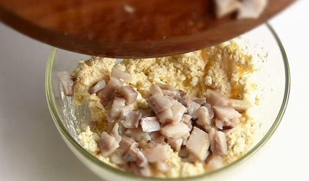 1. Этап. Простая закуска из сельди: 3. Филе сельди нужно мелко нарезать, отправить к творогу и перемешать.