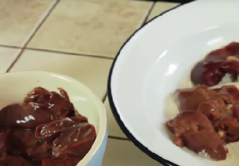 1. Этап. Салат с куриной печенкой: Смешаем муку с солью и перцем и обваляем в ней кусочки печени.