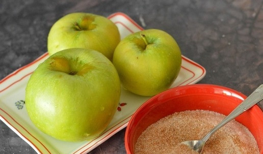 1. Этап. Яблоки, печёные дольками: Сахар смешайте с корицей.