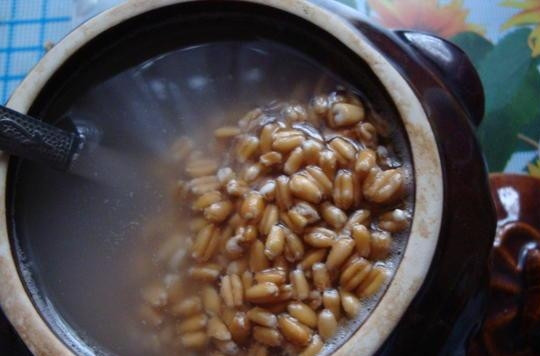 1. Этап. Кутья украинская: После крупу следует отварить. Это можно сделать на плите или переложить пшеницу в горшочек для запекания с водой. Уберите крупу в духовку при 180 градусах на 2,5 часа.