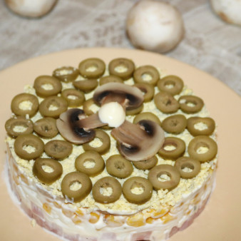 Слоёный салат с жаренными шампиньонами
