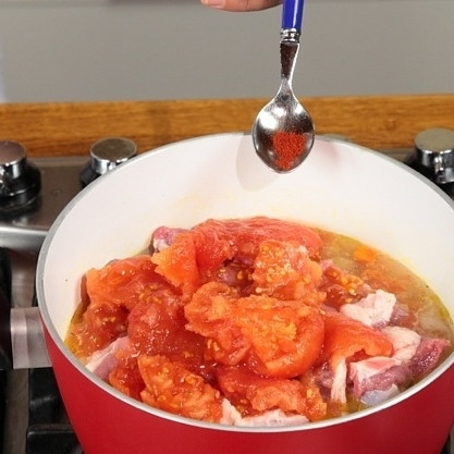 1. Этап. Лапша с говядиной и овощами: Помидоры очищаем от кожуры и измельчаем вилкой. Когда вода закипит, добавляем помидоры и специи. Накрываем крышкой и варим 1 час на среднем огне.