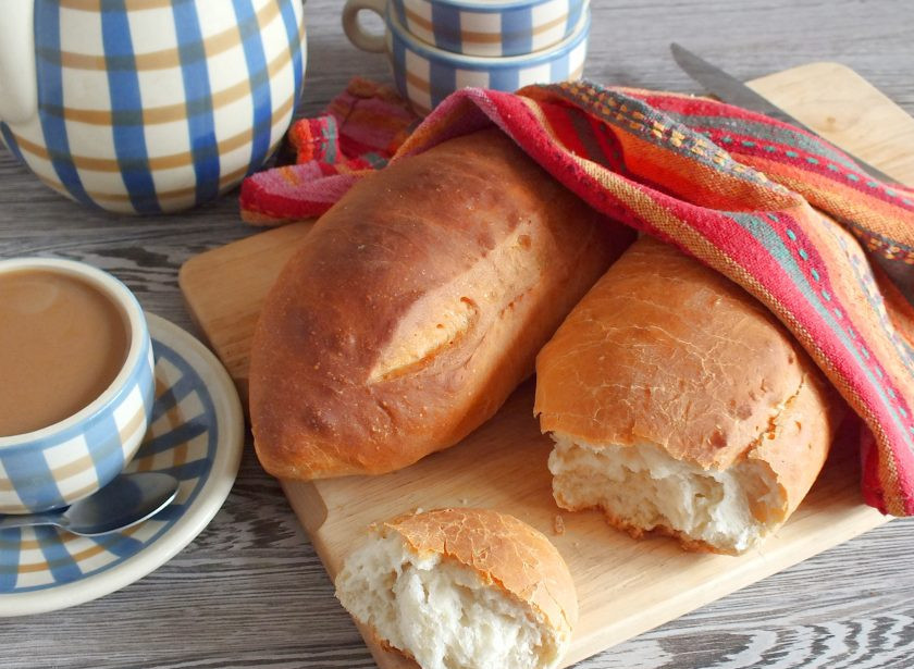 1. Этап. Городская булка: Подавайте городскую булку с любимыми напитками. Приятного аппетита!