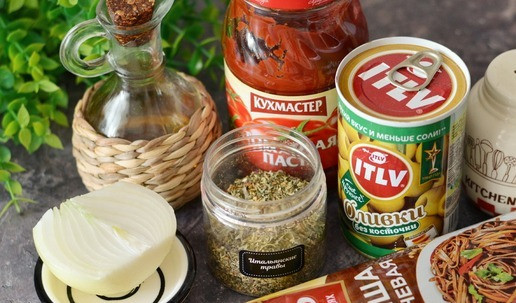 1. Этап. Гречневая лапша в пикантном томатном соусе: Подготовьте все продукты для приготовления блюда. Вначале я решила сделать именно постный вариант, поэтому на фото среди ингредиентов нет ветчины, но потом всё же переиграла. Ну а вы решайте сами, с ветчиной или без неё будете готовить.