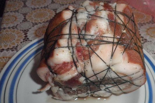 1. Этап. Рулет из свинины вареный: 2. Натираем его солью, приправами и измельчаем перец горошком (также натираем середину). Режем мелко чеснок (не выдавливаем!) и также отправляем в середину. Заворачиваем грудинку в рулет и хорошенько завязываем нитями.