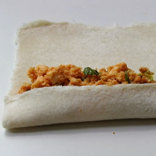 1. Этап. Закуска с Паниром: Закручиваем хлебец в ролл.