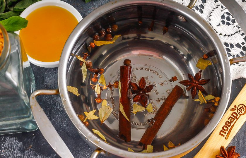 1. Этап. Напиток Крамбамбуля: Влейте в кастрюлю горячую воду, всыпьте все специи и пряности. Можно добавить и другие по желанию. Вскипятите и отварите 2-3 минуты, чтобы специи отдали аромат.