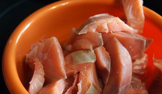 1. Этап. Солянка рыбная оригинальная: Так же порезать горбушу.