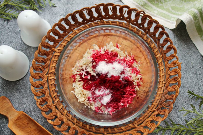 1. Этап. Хрен со свеклой без уксуса: Всыпьте в миску соль, сахар и перемешайте.