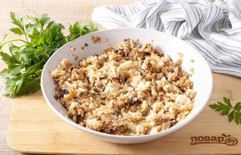 1. Этап. Драники из баклажанов: Все быстро перемешайте, пока картофель не потемнел.