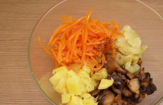 1. Этап. Салат из корейской моркови с грибами: 4. В миске смешиваем жареные грибы, морковь по-корейски, лук и картофель, солим и перчим. Если салат покажется суховатым, то можно добавить растительное масло.