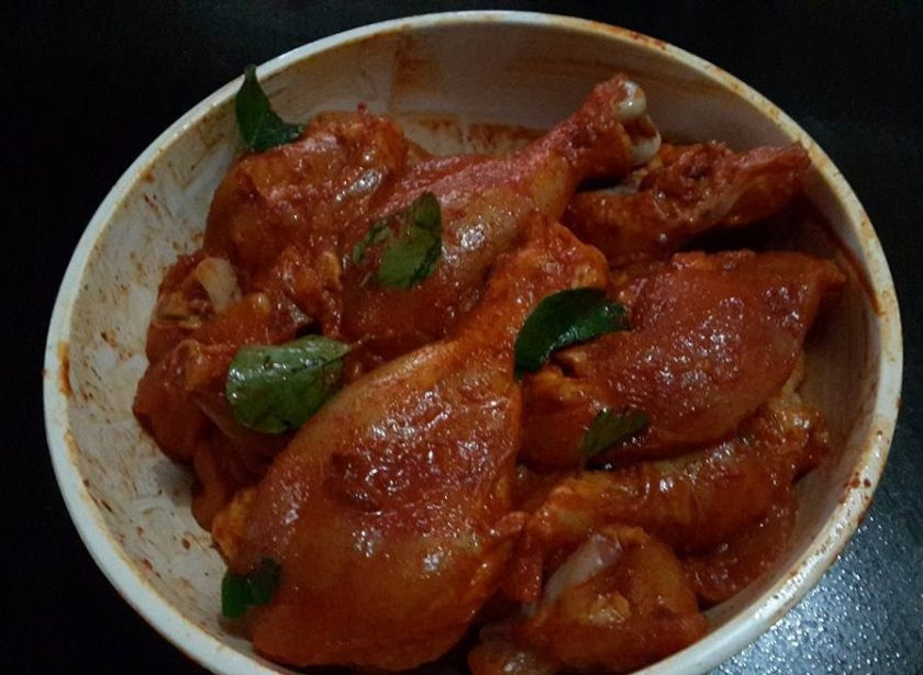 1. Этап. Пряный карри с курицей: 2. Приправьте мясо куркумой, горчицей, лимонным соком, карри и солью.