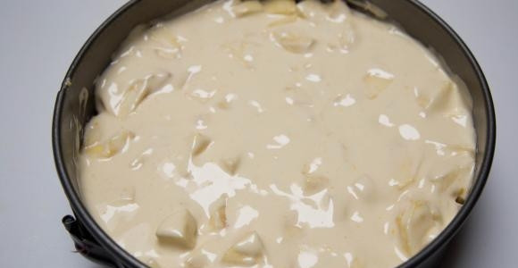 1. Этап. Быстрая яблочная шарлотка: Затем выложите оставшуюся часть яблок и залейте оставшимся тестом.