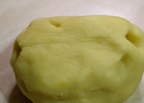 1. Этап. Карамельный яблочный пирог: Готовим тесто для пирога. Муку перетираем с маслом, добавляем сахар обычный и ванильный, яйцо и сметану. Замешиваем тесто, заворачиваем в пакет и отправляем в холодильник.