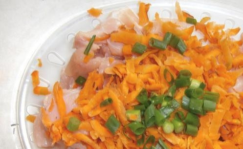 1. Этап. Куриная грудка в пароварке: В верхнюю ёмкость слоями положите грудку, морковь, петрушку. Добавьте немного чеснока и посолите.