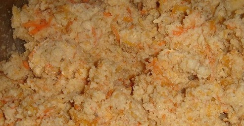 1. Этап. Котлеты из тыквы с картофелем: Чеснок очистите и измельчите, пропустив через пресс. Добавьте рубленый лук, соевый майонез, посолите и поперчите по вкусу. Тщательно перемешайте массу до полной однородности.