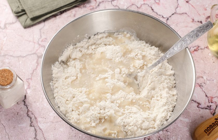 1. Этап. Заварное тесто для вареников: Тонкой струйкой влейте кипяток.