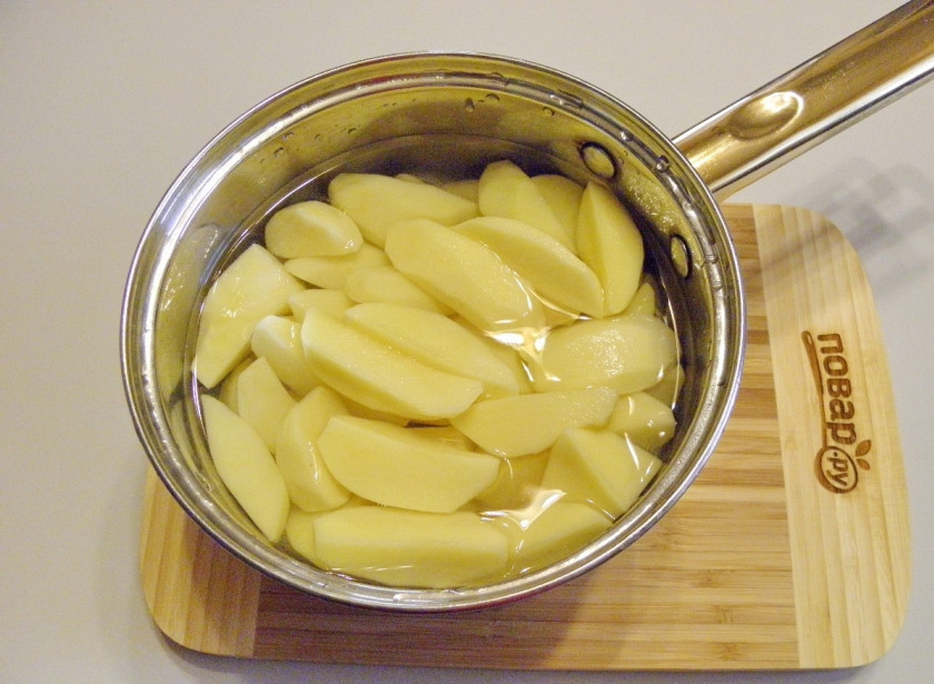 1. Этап. Зразы (классический рецепт): Очищенный картофель залейте небольшим количеством холодной соленой воды. Отварите его на протяжении 20 минут с момента закипания.