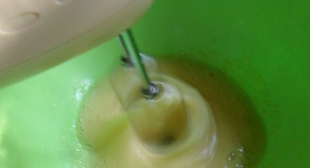 1. Этап. Итальянский клубничный тарт: Яйца взбейте с сахаром, лучше всего делать это блендером.