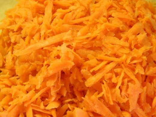 1. Этап. Паштет из говяжей печени с морковью и луком: 6. В это время морковь очищаем, моем и натираем на крупной терке.