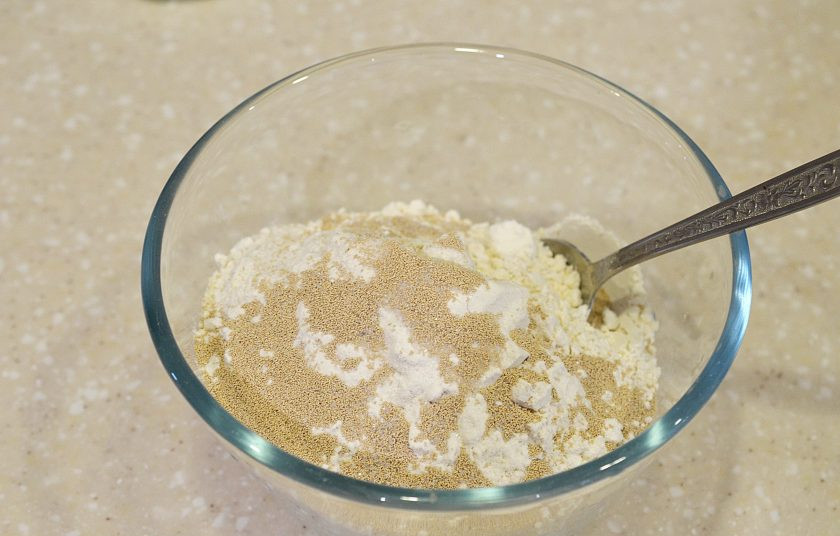 1. Этап. Пирожки жареные во фритюре: Смешайте муку, разрыхлитель, сахар, соль и дрожжи - дождитесь реакции.