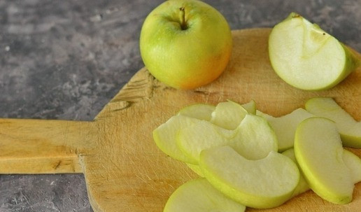 1. Этап. Яблоки, печёные дольками: Яблоки нарежьте дольками и удалите серединку.