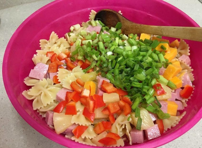 1. Этап. Салат с вареной колбасой: 7. В миску выкладываю все измельченные ингредиенты, добавляю макароны, хорошенько перемешиваю.