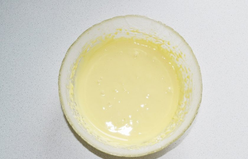 1. Этап. Шарлотка со сливами в мультиварке: Чашу мультиварки смажьте сливочным маслом и вылейте готовое тесто.