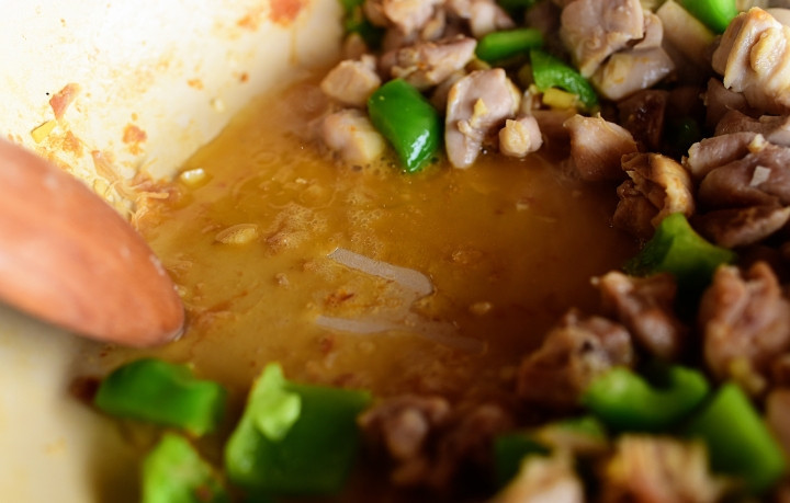 1. Этап. Куриная подлива с кешью: 3. Залейте курицу уксусом, соевым соусом, бульоном, приправьте сахаром и кунжутным маслом.