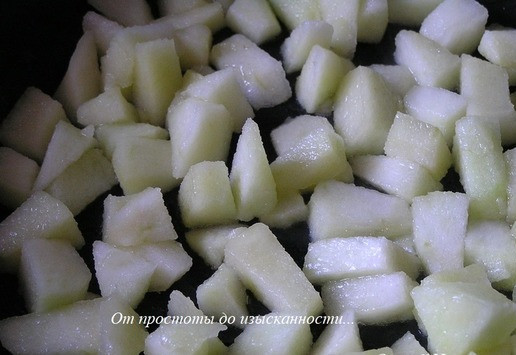 1. Этап. Мясной пирог с рисом, луком, яблоками: Яблоко очистите, нарежьте небольшими кусочками, обжарьте на смеси сливочного и растительного масел, выложите на тарелку.