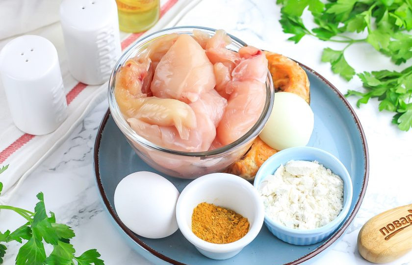 1. Этап. Котлеты из рыбы и курицы: Подготовьте указанные ингредиенты. Рыбу можно использовать любую, но лучше всего — морскую с минимальным количеством костей.