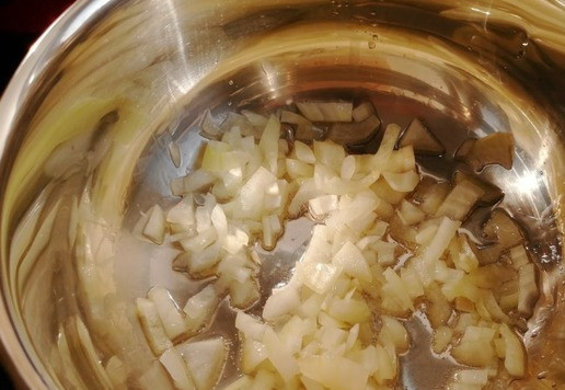 1. Этап. Пряный суп из тыквы и яблок: Подготовительные шаги: 1. лук мелко нарезать 2. тыкву и яблоко измельчить кубиками или небольшими брусочками 3. томат также нарезать на кусочки Разогреть масло в кастрюле, добавить нарезанный репчатый лук. Обжарить до мягкости. Я использовала кокосовое масло.