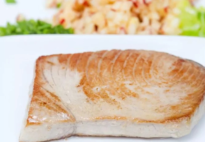 1. Этап. Рыбный салат: 2. Горячий тунец перекладываю на тарелку, чтобы он остывал.