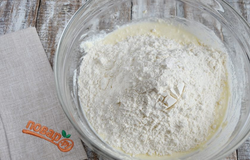 1. Этап. Творожные батончики: 2. Муку соедините с разрыхлителем, добавьте к творогу. Количество муки может варьироваться, в зависимости от влажности творога.