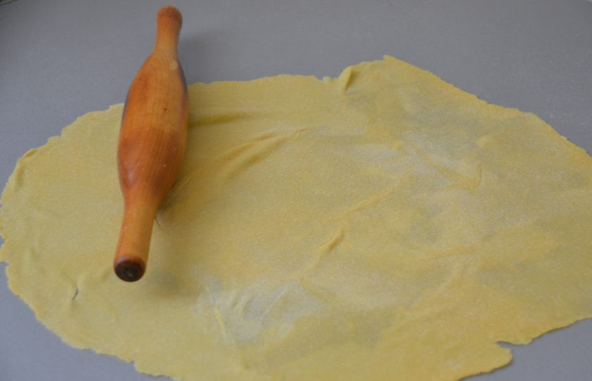 1. Этап. Суп с лапшой по-татарски: Раскатайте тесто в очень тонкий пласт.