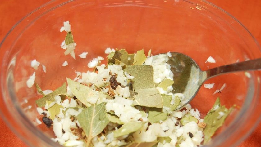 1. Этап. Засолка сала с луковой шелухой: Сделайте смесь из специй. Лавровый лист поломайте, перец раздавите ложкой, а чеснок измельчите. Все ингредиенты перемешайте.