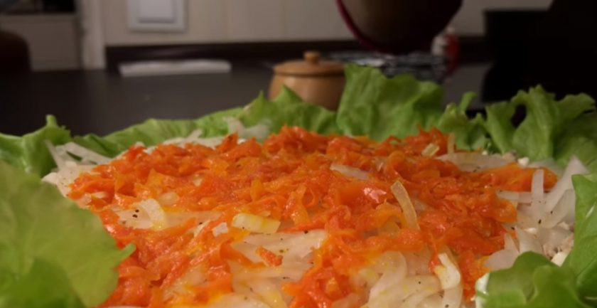 1. Этап. Салат Норвежский роман: 4. Сверху выложите размятую вилкой рыбу, смажьте майонезом. Сверху выложите лук, слив сок лимона. Далее выложите морковь, слив с нее масло, и смажьте майонезом.