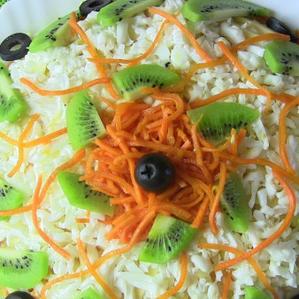 Слоеный салатик с курицей и киви