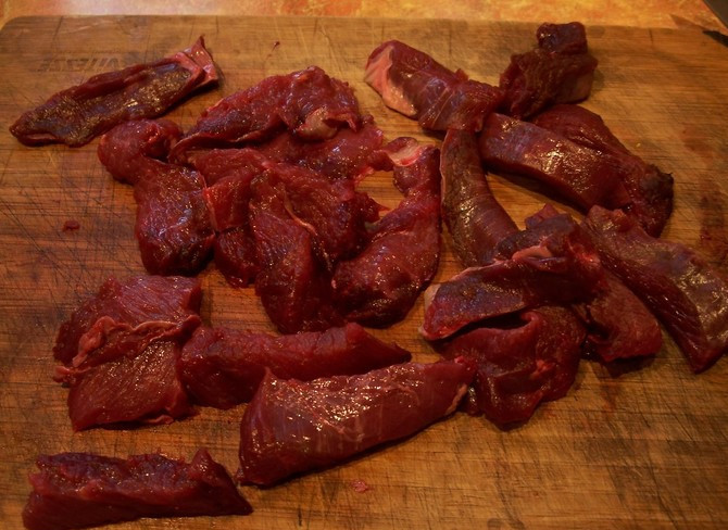 1. Этап. Бефстроганов из оленины: 2. Нарезаем мясо брусочками среднего размера. Не шинкуйте слишком крупно - так мясо будет долго готовиться.