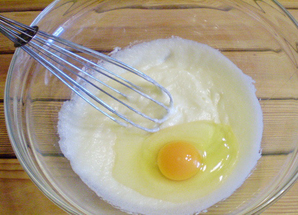 1. Этап. Кекс классический рецепт: 3. Теперь добавляем сырое яйцо, продолжаем работать венчиком, вмешивая яйцо в масляную массу.