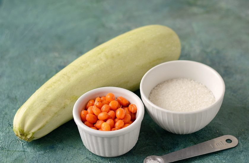 1. Этап. Кабачки с облепихой на зиму: Подготовьте все ингредиенты.