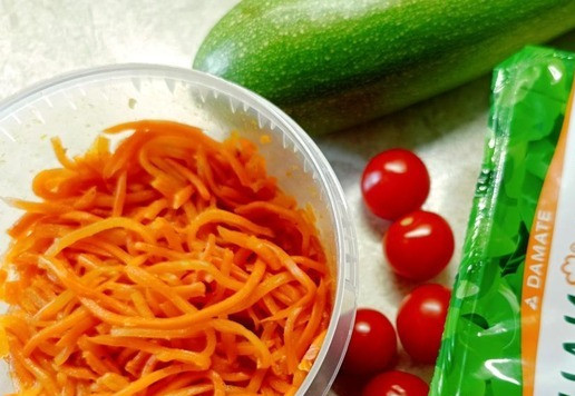 1. Этап. Салат с купатами и острой морковью: Подготовить ингредиенты для салата.