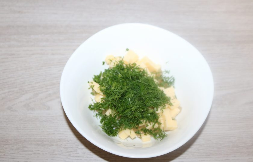 1. Этап. Мясной рулет с ананасами: Сыр, ананасы и зелень перемешайте.