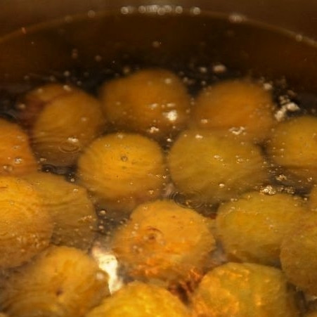 1. Этап. Маринованные сливы: Бросаем сливы в кипящую воду на 2 минуты.